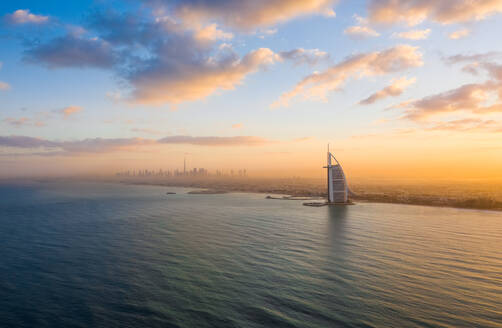 Luftaufnahme des Persischen Golfs mit Dubai-Wolkenkratzern im Hintergrund. - AAEF01940