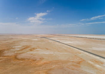 Luftaufnahme von Etihad Rail mitten in der Wüste in Abu Dhabi, V.A.E. - AAEF01944