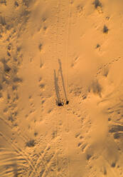 Kreative Luftaufnahme eines Heiratsantrags mitten in der Wüste in Dubai, Vereinigte Arabische Emirate (V.A.E.) - AAEF01948