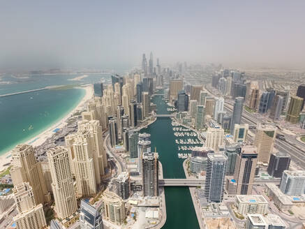 Luftaufnahme von Wolkenkratzern und Hafen in Dubai, Vereinigte Arabische Emirate. - AAEF01958