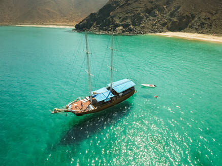 Luftaufnahme eines Segelboots in der malerischen Bucht von Khor Fakkan, Vereinigte Arabische Emirate. - AAEF01963