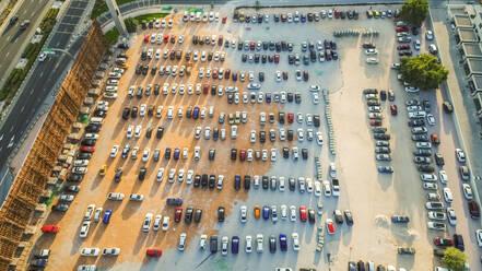 Luftaufnahme eines überfüllten Parkplatzes in Dubai, Vereinigte Arabische Emirate. - AAEF01972