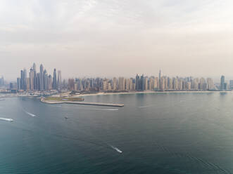 Panoramablick aus der Luft auf Wolkenkratzer und Boote, die in der Bucht von Dubai, Vereinigte Arabische Emirate, fahren. - AAEF01976