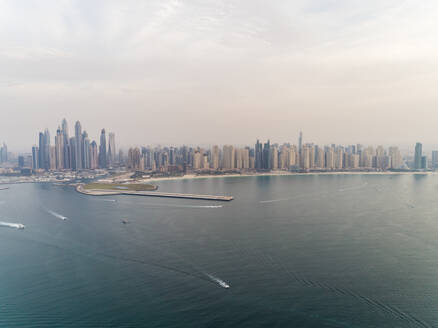 Panoramablick aus der Luft auf Wolkenkratzer und Boote, die in der Bucht von Dubai, Vereinigte Arabische Emirate, fahren. - AAEF01976