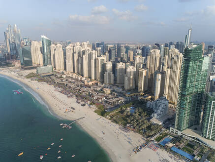 Panoramablick auf Wolkenkratzer und die Bucht von Dubai, Vereinigte Arabische Emirate. - AAEF01985