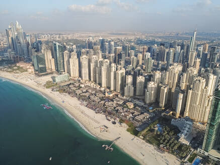 Panoramablick auf Wolkenkratzer und die Bucht von Dubai, Vereinigte Arabische Emirate. - AAEF01986