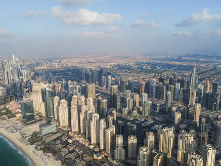 Panoramablick auf Dubai, Vereinigte Arabische Emirate, aus der Luft. - AAEF01987