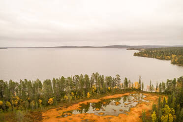 Luftaufnahme des Pallasjärvi-Sees und eines verschlammten kleinen Sees in Finnland. - AAEF02068