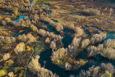 Luftaufnahme des blauen Flusses Keila in Estland. - AAEF02077