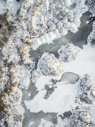 Luftaufnahme einer verschneiten Felslandschaft in Estland. - AAEF02120