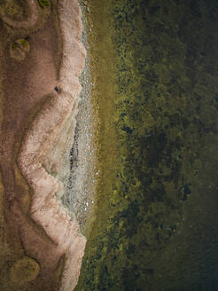 Abstrakte Luftaufnahme eines felsigen Strandes in Estland. - AAEF02137