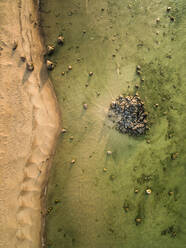 Abstrakte Luftaufnahme von Steinen in grünlichem Wasser in Estland. - AAEF02150