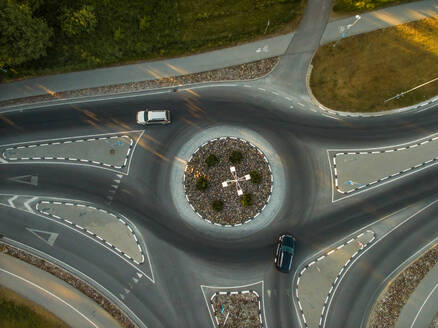 Luftaufnahme eines Kreisverkehrs in einer Stadt in Estland. - AAEF02158