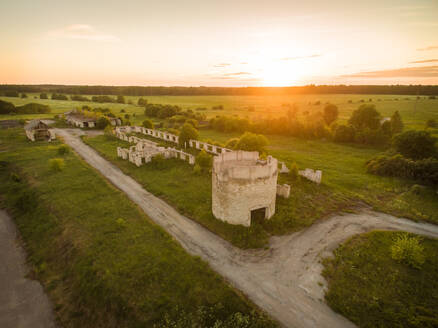 Luftaufnahme von Bauruinen auf dem Lande in Estland bei Sonnenuntergang. - AAEF02160