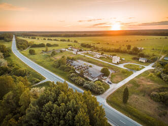 Luftaufnahme von Industrieruinen auf dem Land in Estland bei Sonnenuntergang. - AAEF02169