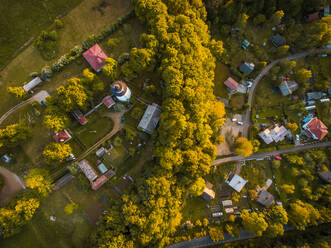 Luftaufnahme des Leuchtturms Suurupi und des Campus in Estland. - AAEF02173