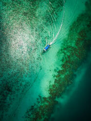 Luftaufnahme eines Bootes auf dem paradiesischen Meer im Chao Mai National Park in Thailand. - AAEF02178