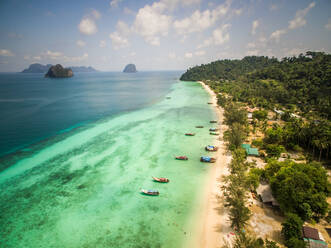 Luftaufnahme von traditionellen Longtail-Booten, die in der Bucht des Chao Mai Nationalparks in Thailand festgemacht sind. - AAEF02180