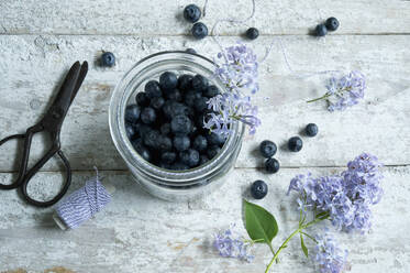 Direkt über der Aufnahme von Blaubeeren in einem Glas auf einem Holztisch - ASF06482