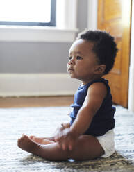 Afroamerikanisches Baby auf dem Boden sitzend - BLEF14696