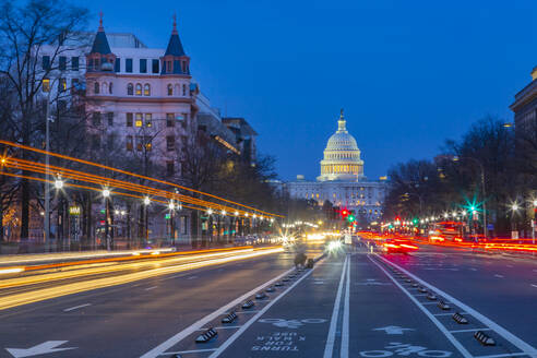Blick auf das Kapitolgebäude in der Abenddämmerung von der Pennsylvania Avenue, Washington D.C., Vereinigte Staaten von Amerika, Nordamerika - RHPLF00193
