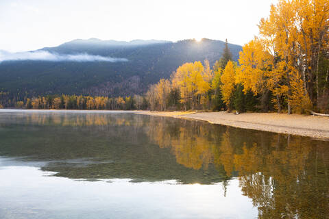 Herbstfarben des Lake McDonald, Glacier National Park, Montana, Vereinigte Staaten von Amerika, Nordamerika, lizenzfreies Stockfoto