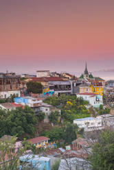 Sonnenuntergang über den bunten Gebäuden von Valparaiso, Chile, Südamerika - RHPLF00219