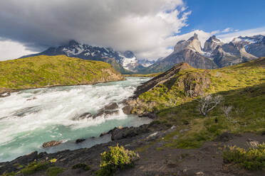 Wasserfall am Pehoe-See, Torres Del Paine-Nationalpark, Patagonien, Chile, Südamerika - RHPLF00226