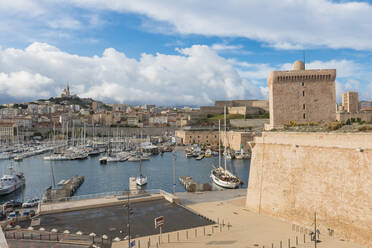 Alter Hafen und Notre Dame, Marseille, Bouches du Rhone, Provence, Provence-Alpes-Cote d'Azur, Frankreich, Mittelmeer, Europa - RHPLF00287