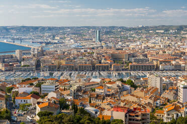 Blick auf den Alten Hafen von Notre Dame, Marseille, Bouches du Rhone, Provence, Provence-Alpes-Cote d'Azur, Frankreich, Mittelmeer, Europa - RHPLF00297