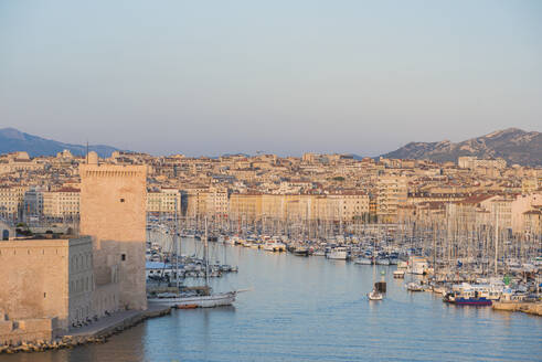Fort Saint Jean und Hafen von Marseille, Marseille, Bouches du Rhone, Provence, Provence-Alpes-Cote d'Azur, Frankreich, Mittelmeer, Europa - RHPLF00300