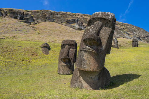 Moai-Köpfe der Osterinsel, Rapa Nui National Park, UNESCO Weltkulturerbe, Osterinsel, Chile, Südamerika - RHPLF00302