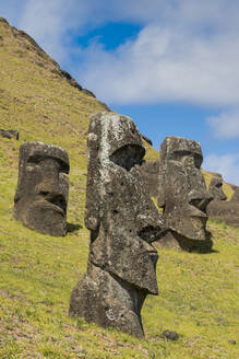 Moai-Köpfe der Osterinsel, Rapa Nui National Park, UNESCO Weltkulturerbe, Osterinsel, Chile, Südamerika - RHPLF00303