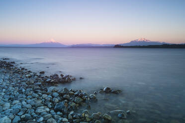 Sonnenaufgang über dem See Llanquihue und dem Vulkan Osorno, Puerto Varas, Chilenische Seenplatte, Los Lagos, Chile, Südamerika - RHPLF00310