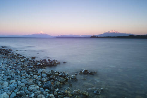 Sonnenaufgang über dem See Llanquihue und dem Vulkan Osorno, Puerto Varas, Chilenische Seenplatte, Los Lagos, Chile, Südamerika - RHPLF00310