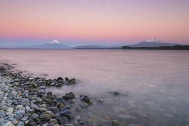 Sonnenuntergang über dem See Llanquihue und dem Vulkan Osorno, Puerto Varas, Chilenische Seenplatte, Los Lagos, Chile, Südamerika - RHPLF00312