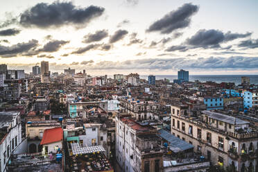 Skyline von La Habana bei Sonnenuntergang, Havanna, Kuba, Westindien, Karibik, Mittelamerika - RHPLF00320