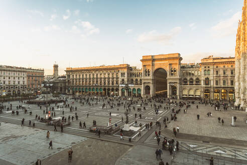 Galleria Vittorio Emanuele II und der Dom auf dem Domplatz (Doumo) in Mailand, Lombardei, Italien, Europa - RHPLF00328