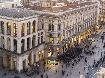 Blick auf die Gebäude auf dem Domplatz in Mailand, Lombardei, Italien, Europa - RHPLF00330