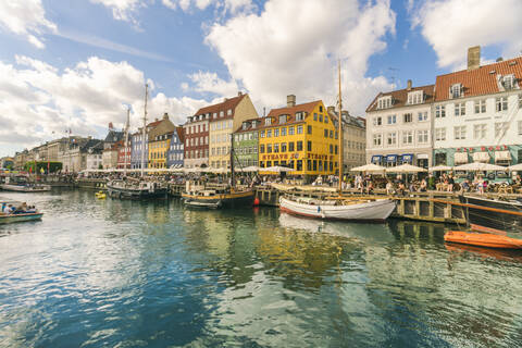 Nyhavn mit alten bunten Häusern und Booten vor Anker im Sommer, Kopenhagen, Dänemark, Europa, lizenzfreies Stockfoto