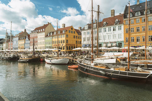 Nyhavn mit alten bunten Häusern und Booten vor Anker im Sommer, Kopenhagen, Dänemark, Europa - RHPLF00336