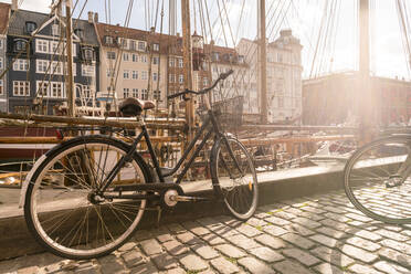 Ein am Nyhavn, dem historischen Hafen, abgestelltes Fahrrad, Kopenhagen, Dänemark, Europa - RHPLF00337