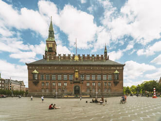 Kopenhagener Rathaus im Sommer mit blauem Himmel und Wolken, Kopenhagen, Dänemark, Europa - RHPLF00339