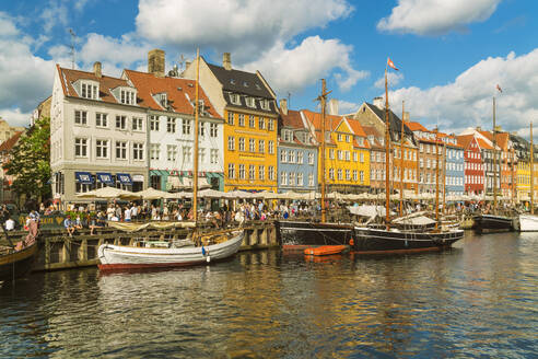 Nyhavn mit alten farbenfrohen Gebäuden und Booten vor Anker im Sommer, Kopenhagen, Dänemark, Europa - RHPLF00340