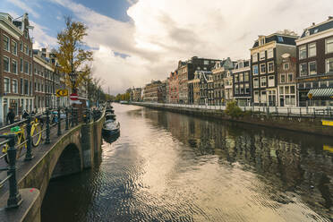 Gracht im historischen Zentrum von Amsterdam in der Nähe des Rotlichtviertels im Herbst, Amsterdam, Nordholland, Niederlande, Europa - RHPLF00350