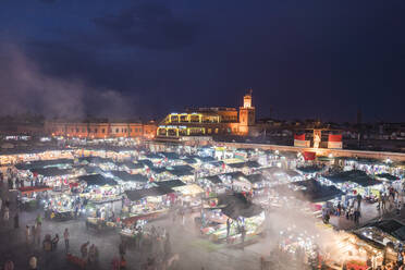 Jemaa el-Fnaa bei Sonnenuntergang, belebter Marktplatz, UNESCO-Weltkulturerbe, Marrakesch, Marokko, Nordafrika, Afrika - RHPLF00351