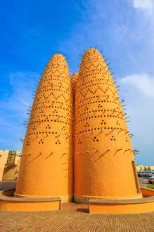 Taubentürme und blauer Himmel nahe der Moschee in Katara, einem kulturellen Dorf (Tal der Kulturen), West Bay, Doha, Katar, Naher Osten - RHPLF00358