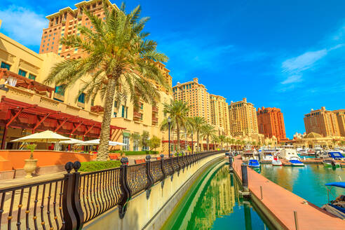 Marina Corniche Promenade in Porto Arabia at the Pearl-Qatar, mit Wohntürmen und Luxusbooten und Yachten im Persischen Golf, Doha, Katar, Naher Osten - RHPLF00365