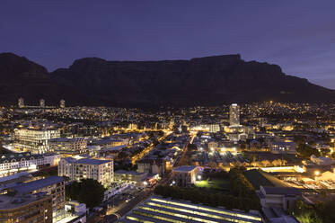 Blick auf den Tafelberg in der Abenddämmerung, Kapstadt, Westkap, Südafrika, Afrika - RHPLF00369