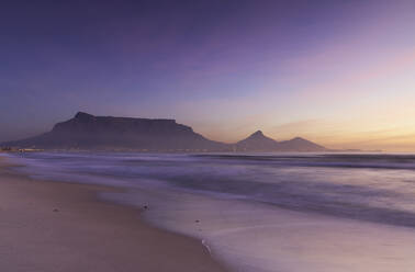 Blick auf den Tafelberg vom Milnerton Beach bei Sonnenuntergang, Kapstadt, Westkap, Südafrika, Afrika - RHPLF00371